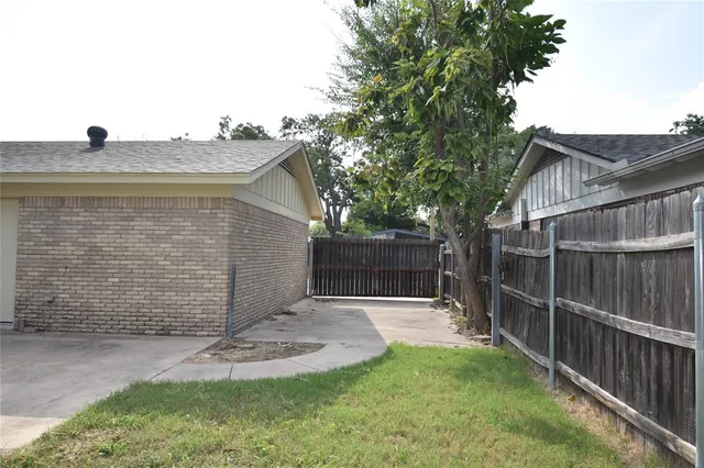 a view of back yard of the house