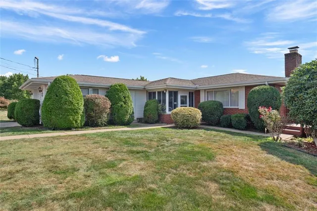 a view of a house with backyard and plants