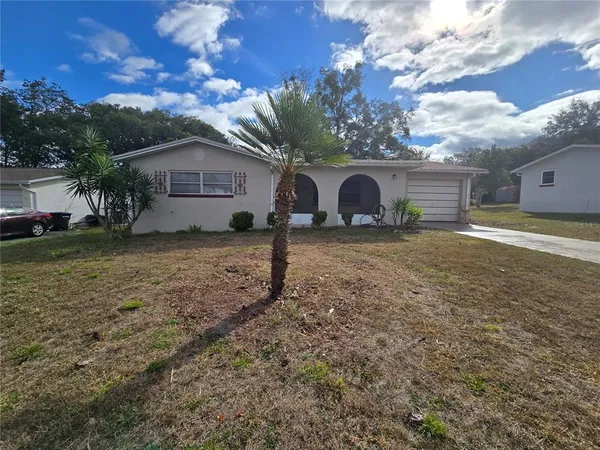 a view of a house with a yard