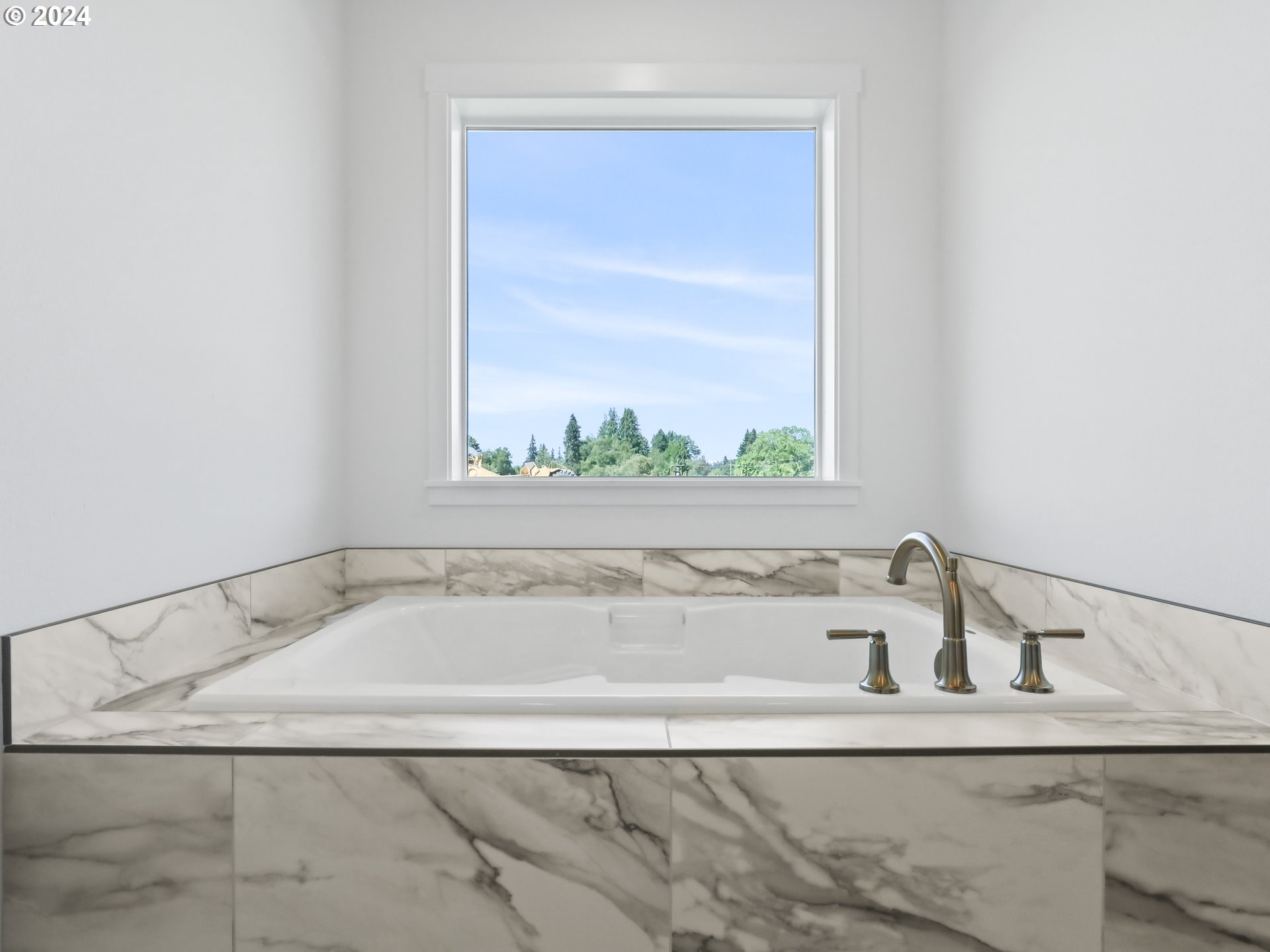 4400 North 12th Way Ridgefield, WA 98642 - Photo 29 of 31 a bathroom with a bathtub and a window