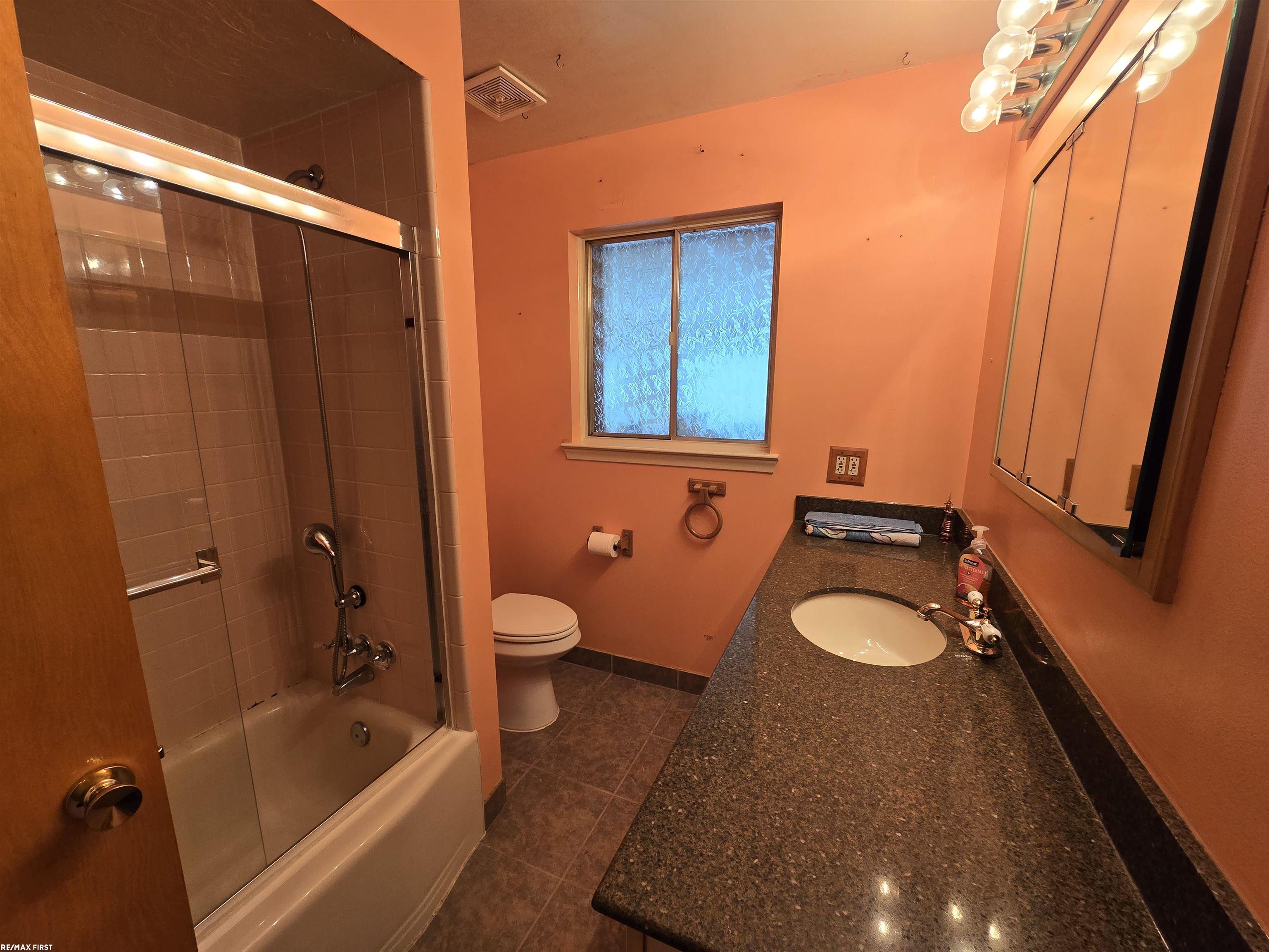 29429 Schoenherr Road Warren, MI 48088 - Photo 9 of 17 50167272-4c1a1674-640e-4bda-b53a-533ff05c69f9.JPG
