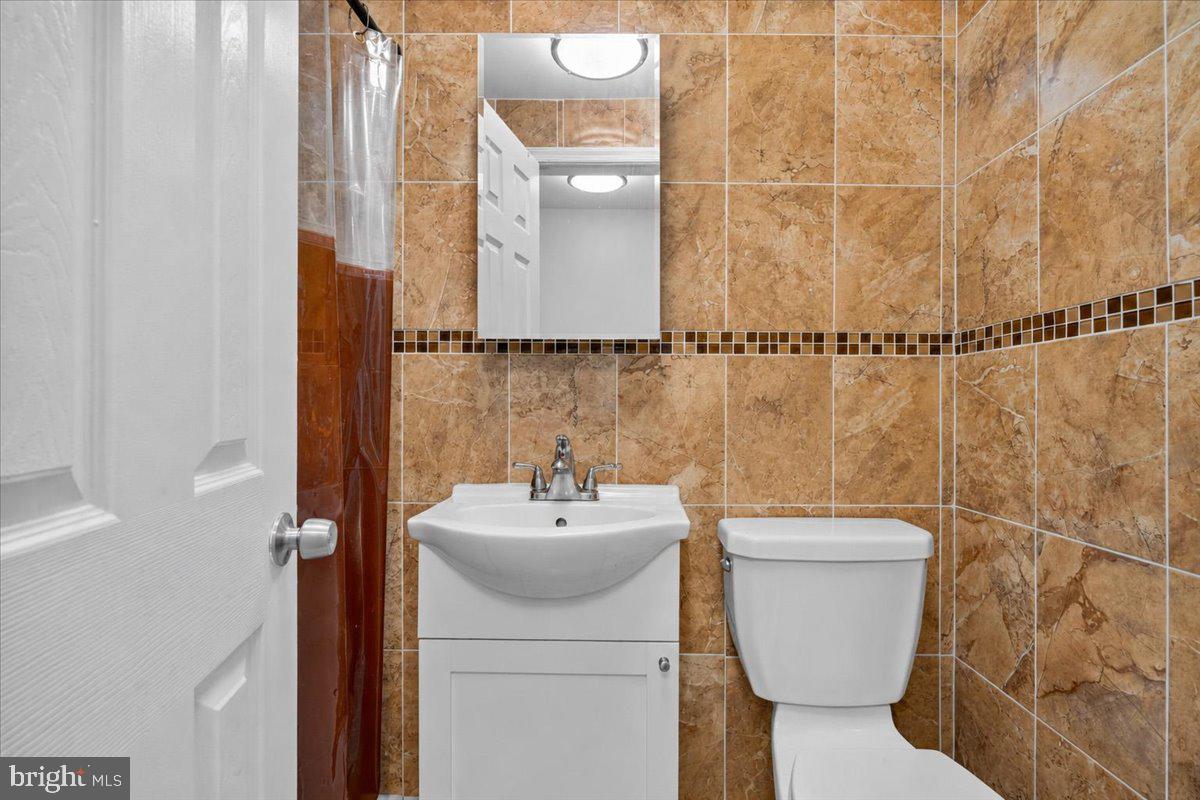 4233 Lawnside Road Philadelphia, PA 19154 - Photo 14 of 35 Full Primary Bathroom