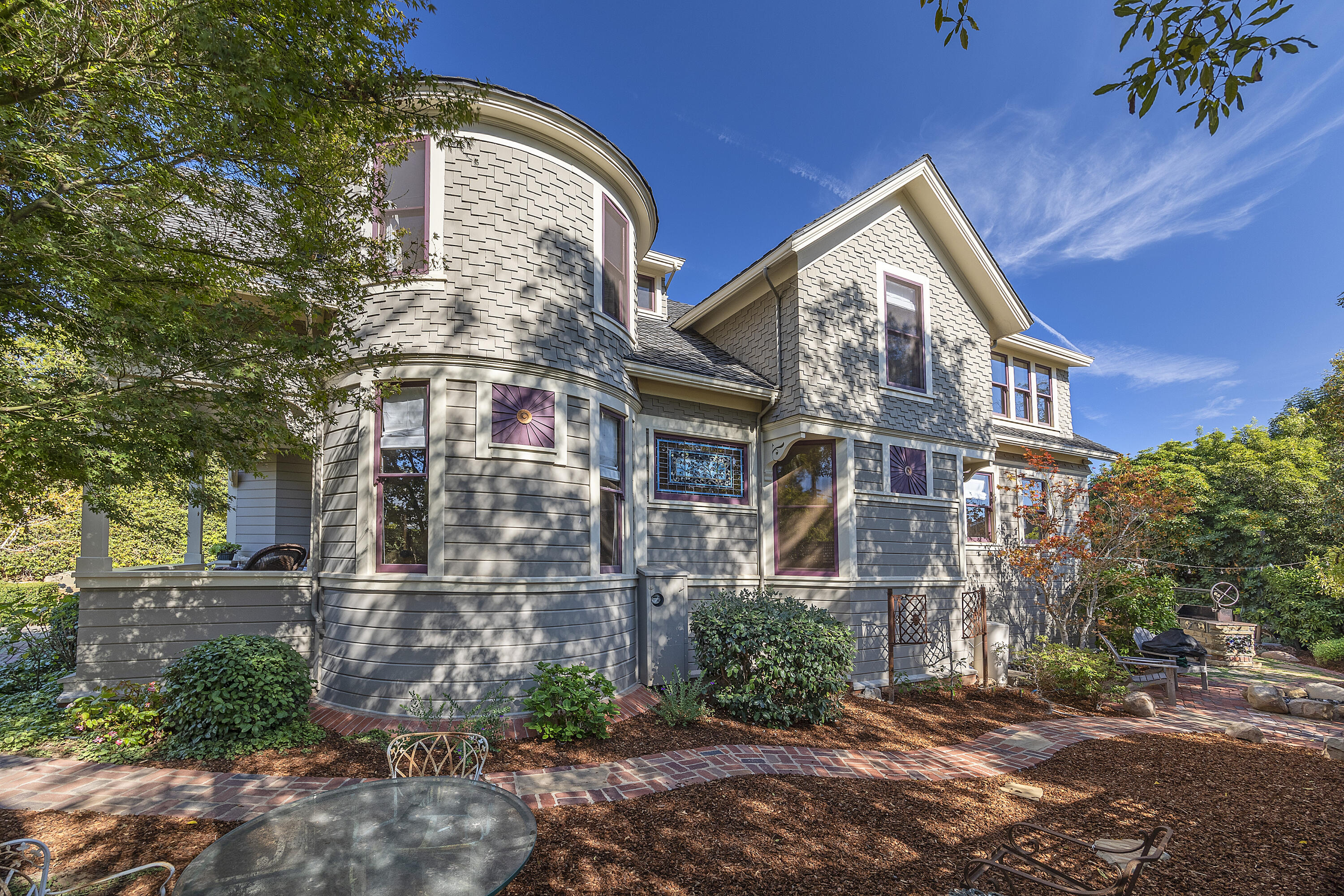118 East Islay Street Santa Barbara, CA 93101 - Photo 32 of 33 West facade and side yard