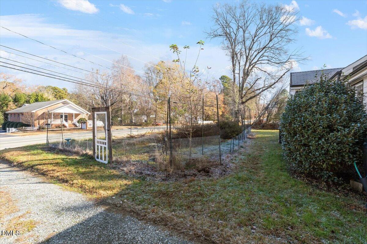 1005 West Main Street Carrboro, NC 27510 - Photo 22 of 27 a view of yard