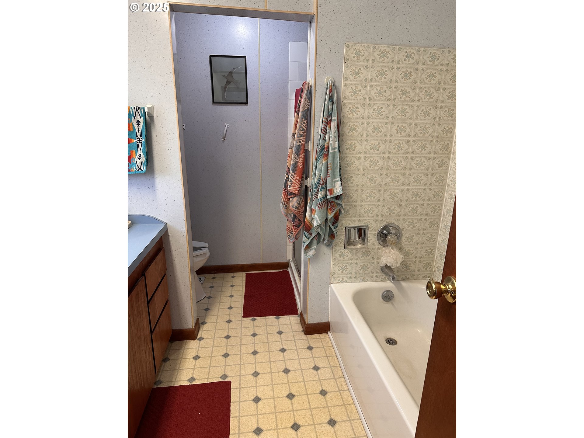309 East Van Buren Street Athena, OR 97813 - Photo 17 of 31 a bathroom with a bathtub and a sink