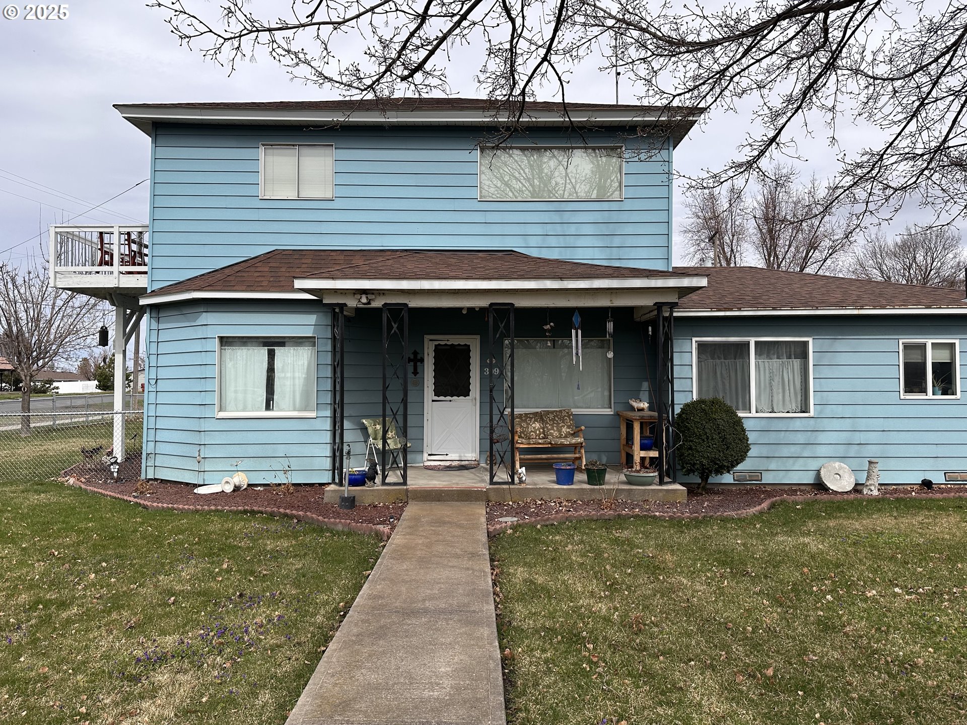 309 East Van Buren Street Athena, OR 97813 - Photo 2 of 31 a front view of a house with yard