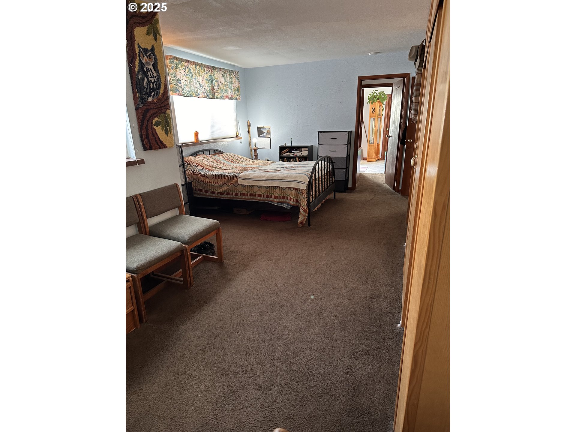 309 East Van Buren Street Athena, OR 97813 - Photo 21 of 31 a living room with furniture and a window