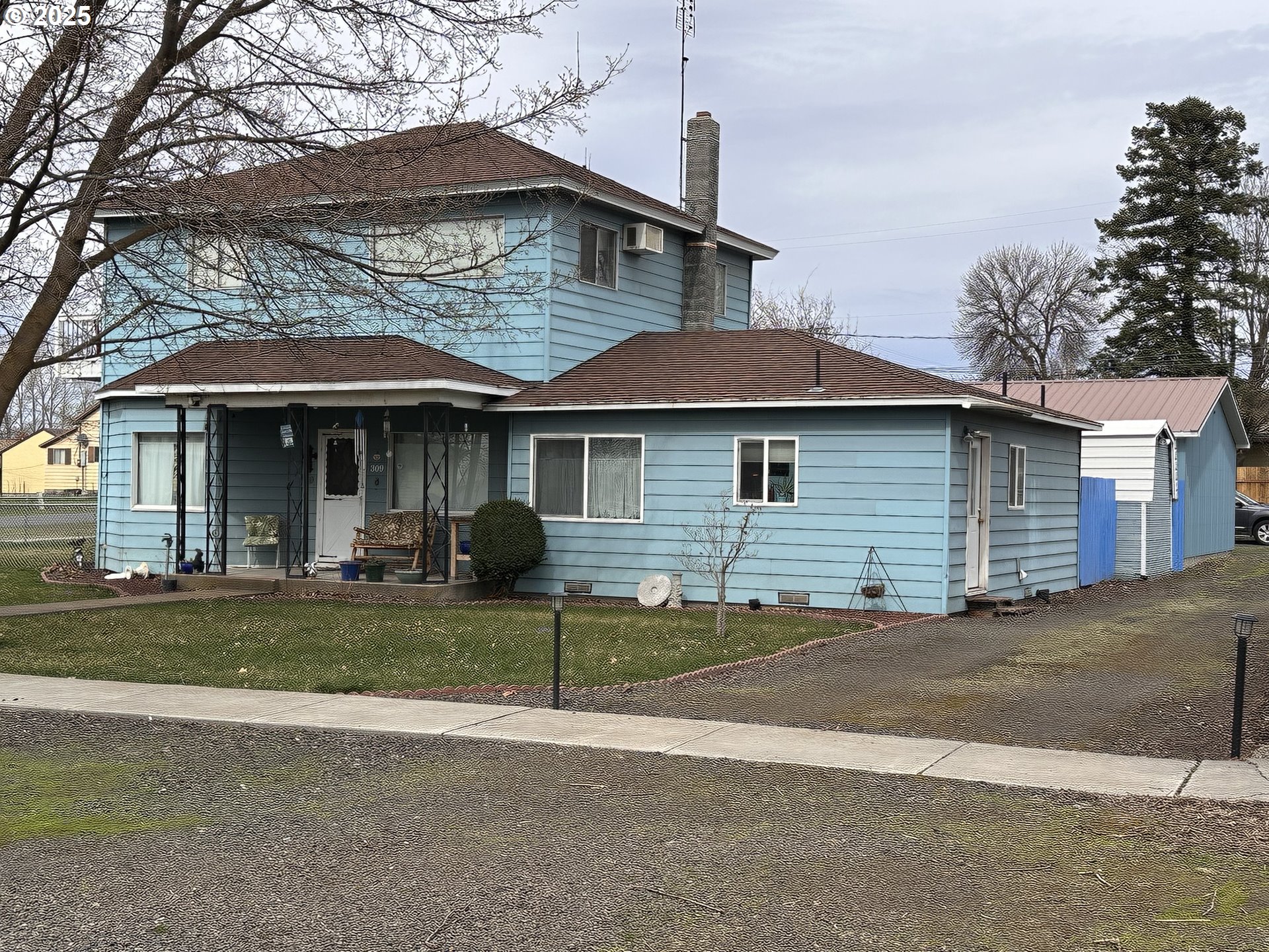 309 East Van Buren Street Athena, OR 97813 - Photo 3 of 31 a front view of a house with a garden