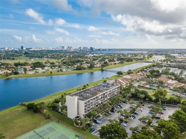 $1,900 | 1830 Embassy Drive, Unit 403, West Palm Beach, FL 33401