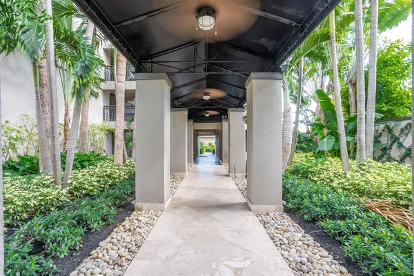 $1,900 | 1830 Embassy Drive, Unit 403, West Palm Beach, FL 33401
