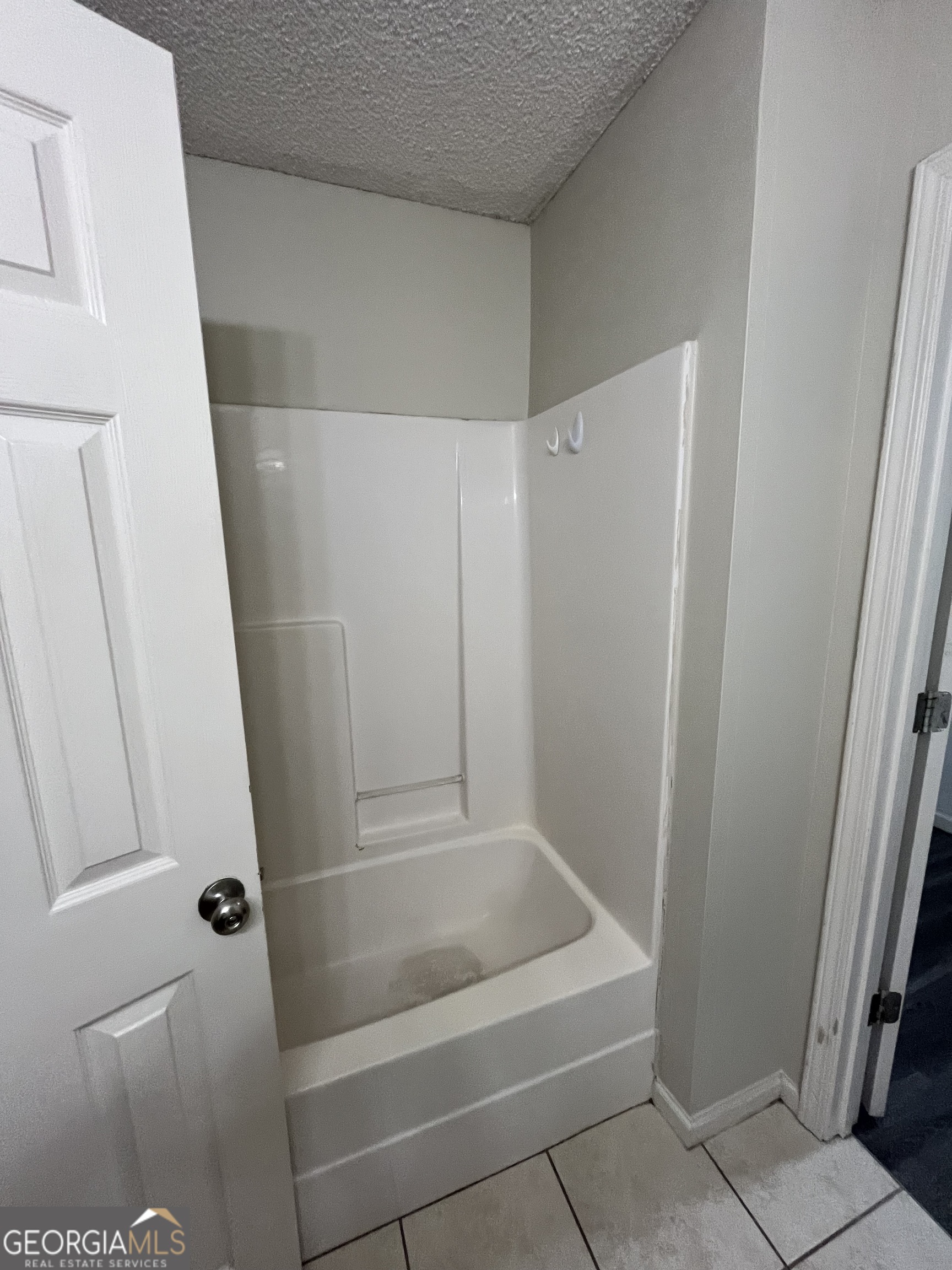 120 Sapelo Drive St. Marys, GA 31558 - Photo 20 of 24 a bathroom with a bath tub