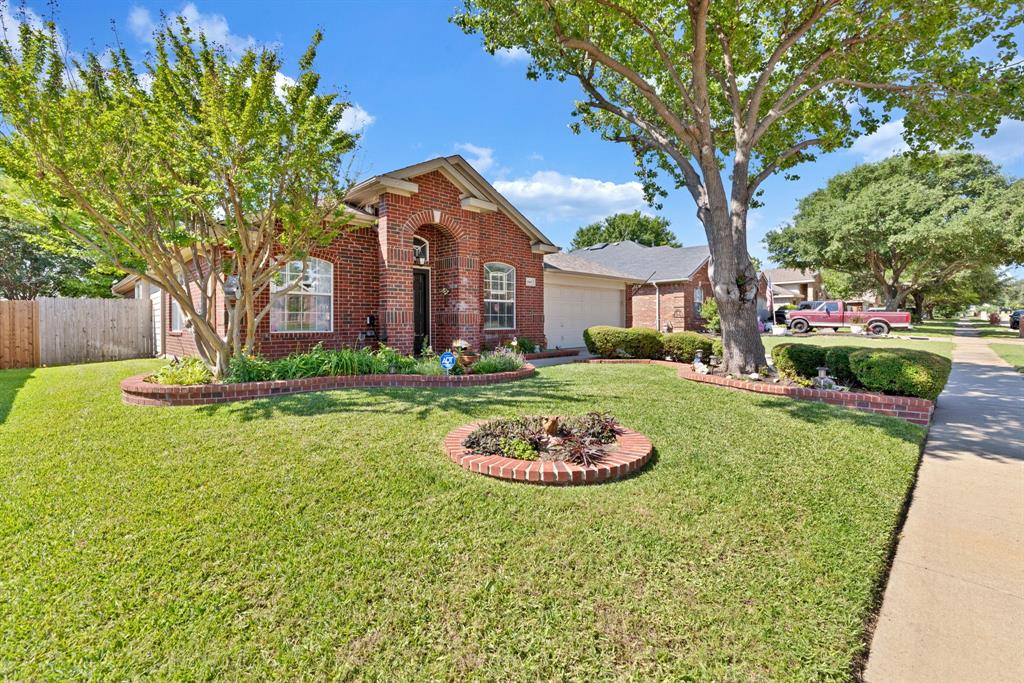 1065 Springhill Drive Saginaw, TX 76179 - Photo 3 of 40