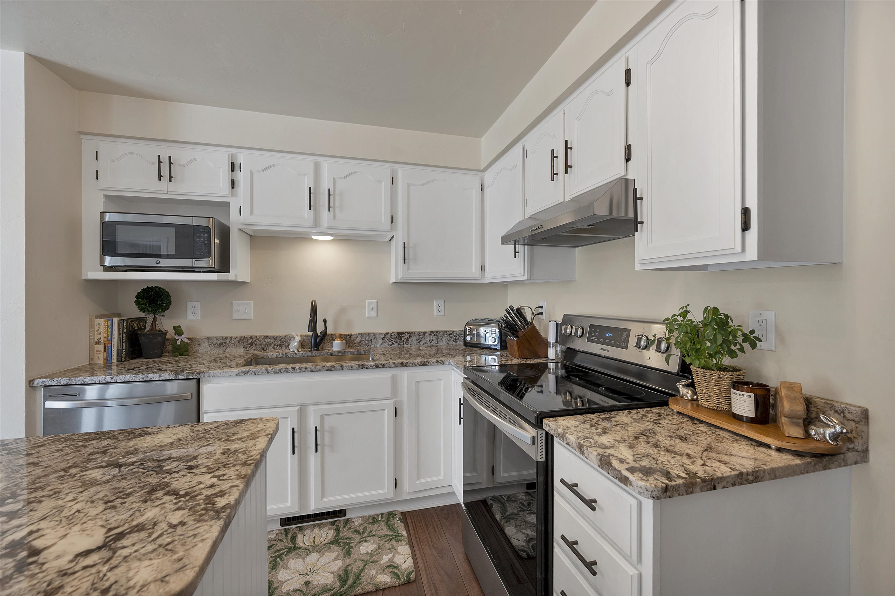 1528 Van Road Green Bay, WI 54311 - Photo 13 of 57