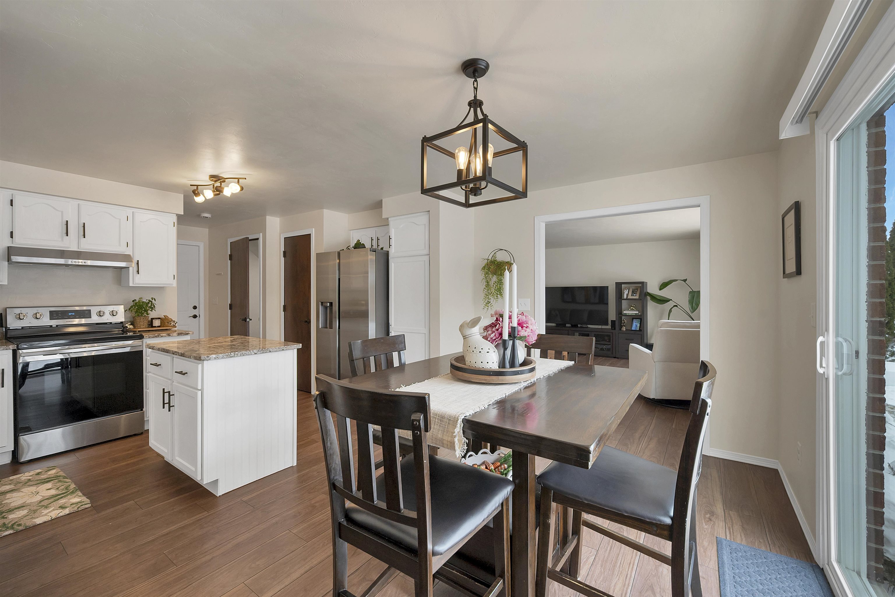 1528 Van Road Green Bay, WI 54311 - Photo 9 of 57