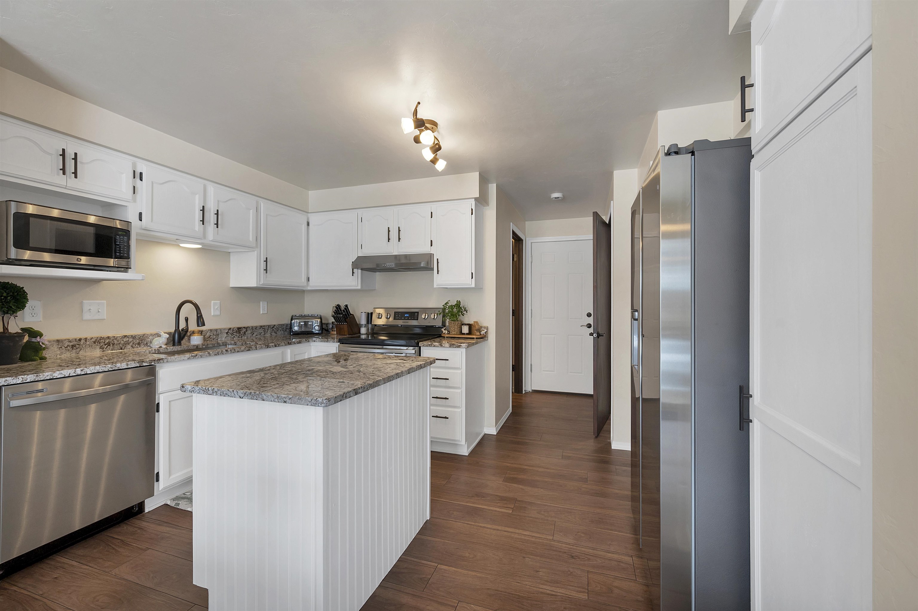 1528 Van Road Green Bay, WI 54311 - Photo 10 of 57