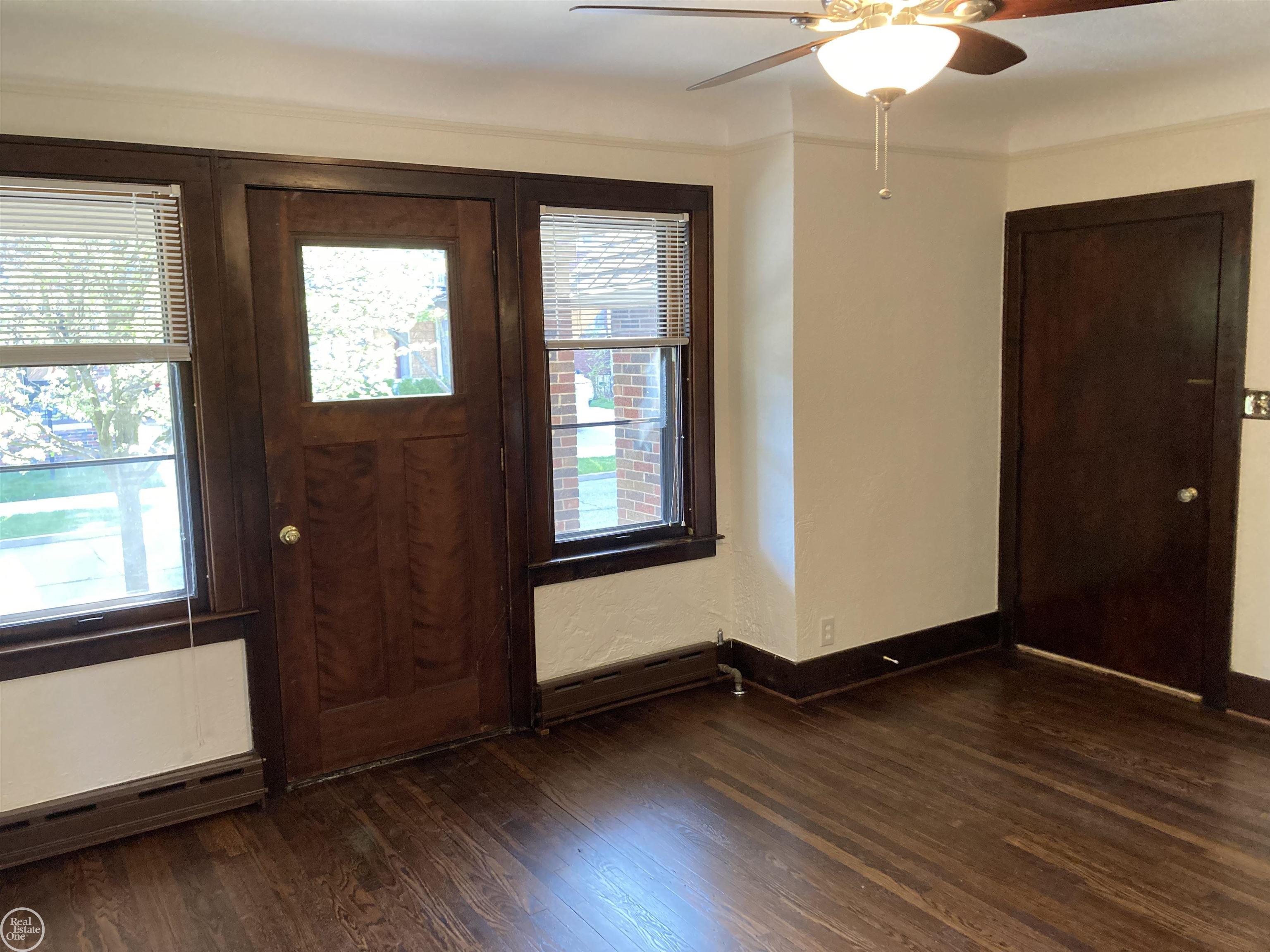 919 Nottingham Road Grosse Pointe, MI 48230 - Photo 4 of 17 50111706-3.JPG