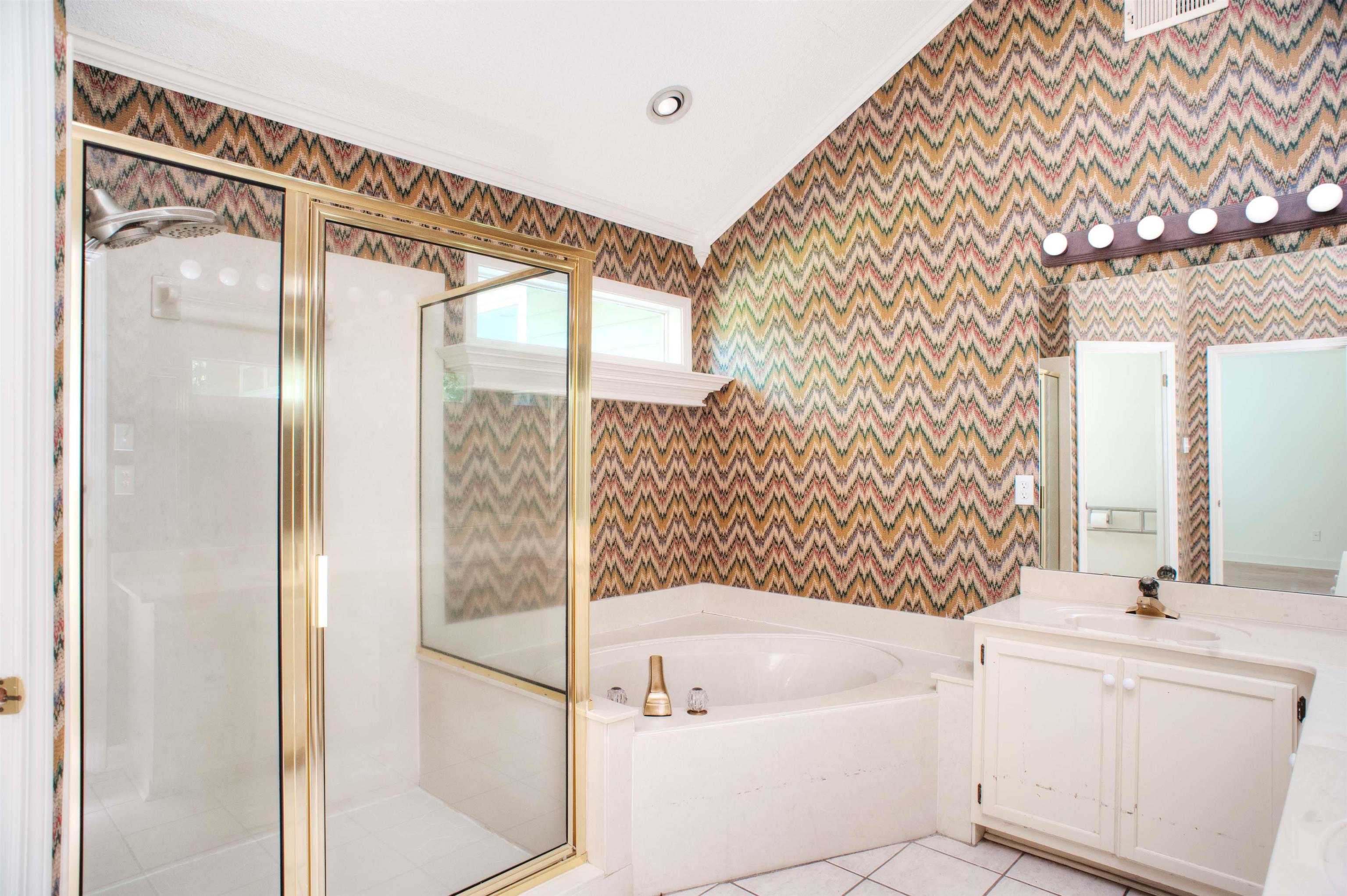 8225 Walnut Grove Road Memphis, TN 38018 - Photo 17 of 29 a bathroom with a bathtub and a sink