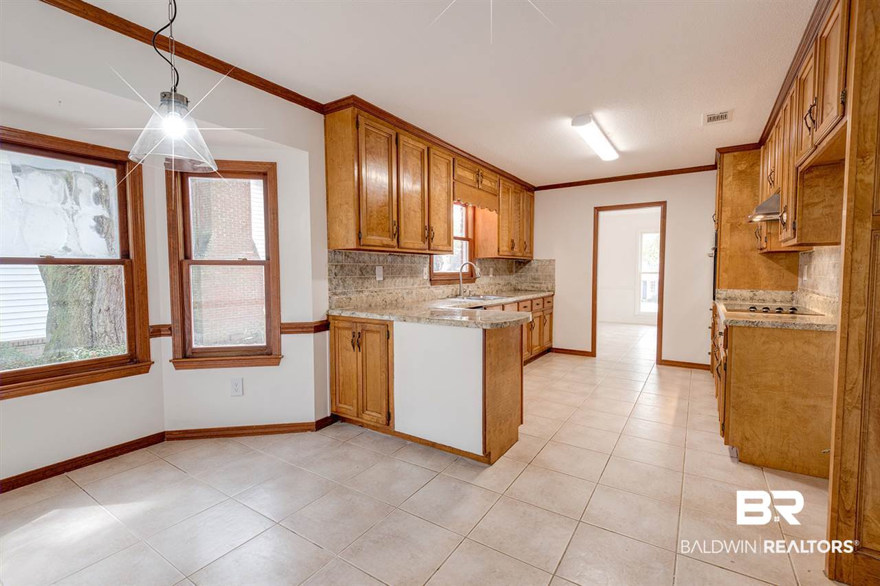 4916 Meredith Court Mobile, AL 36618 - Photo 12 of 32 Breakfast Area