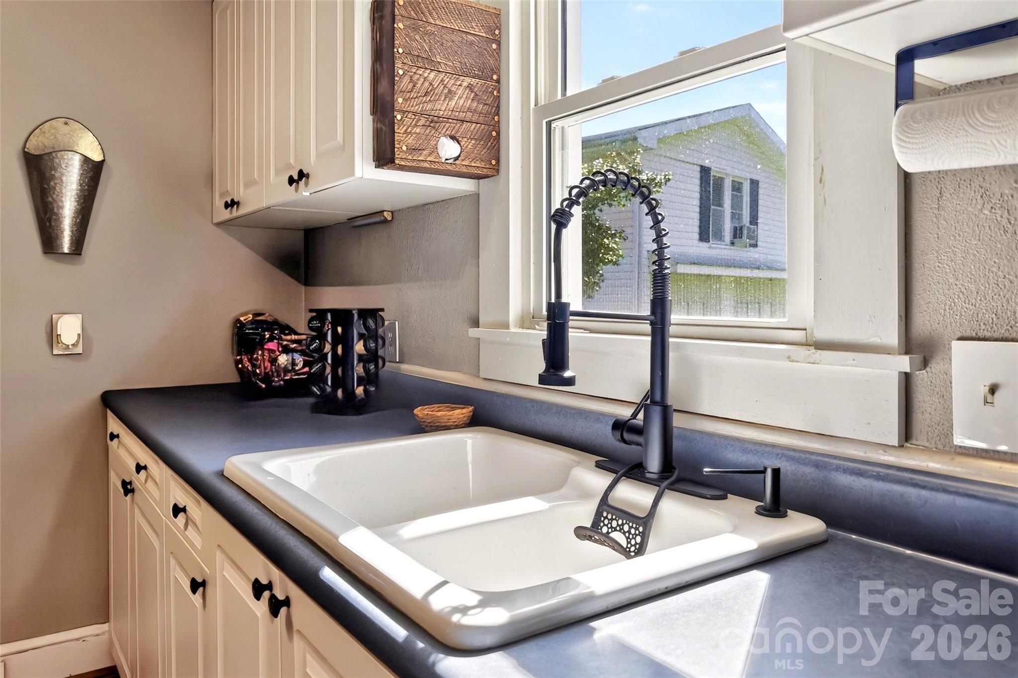 1511 White Oak Road Bakersville, NC 28705 - Photo 8 of 33 a room with table and flowerpot