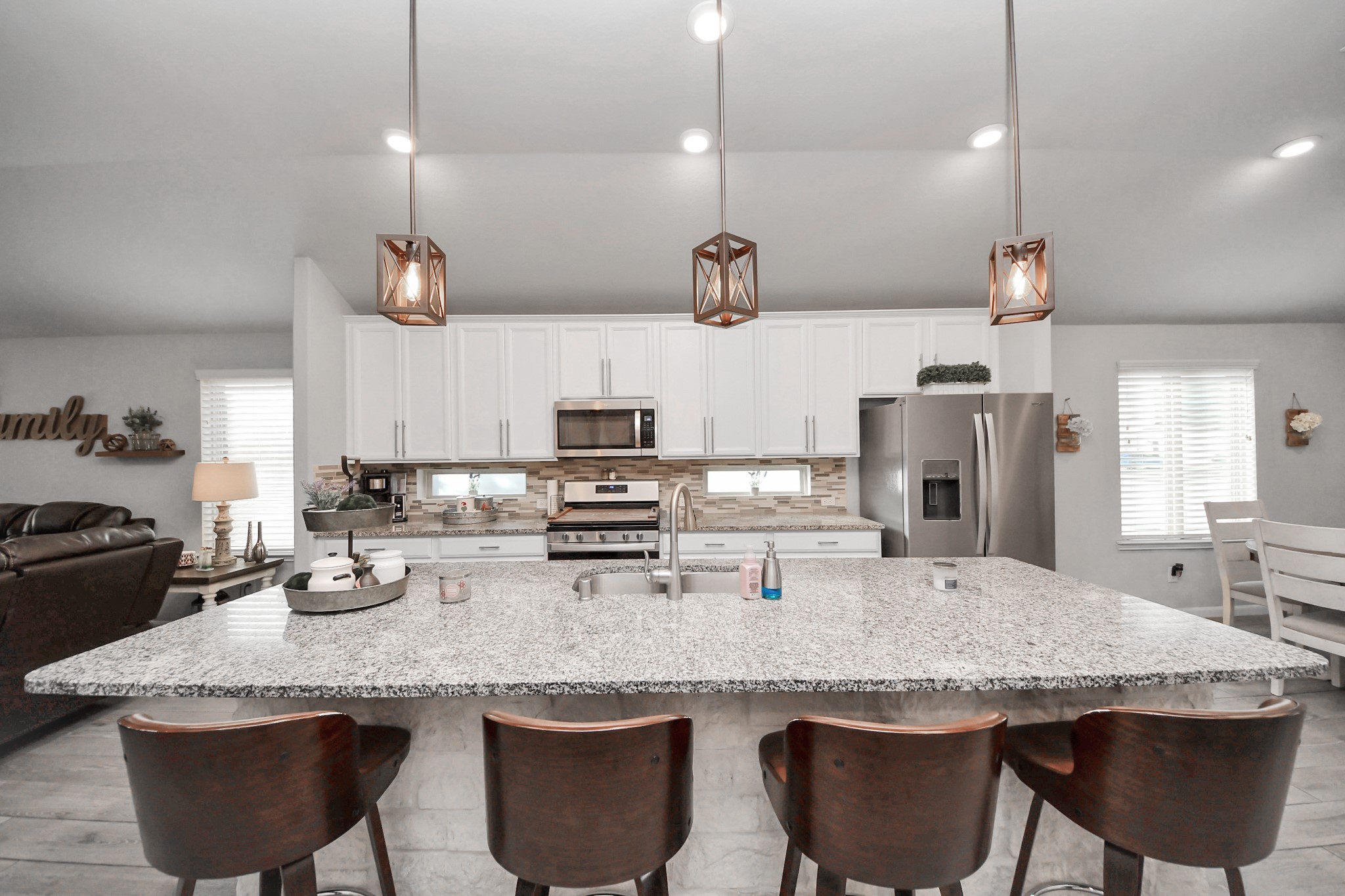 550 Winburn Tide Lane La Porte, TX 77571 - Photo 13 of 40 a kitchen with lots of counter space and refrigerator