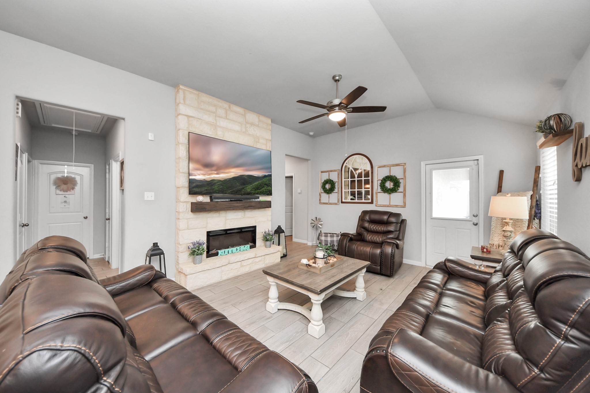 550 Winburn Tide Lane La Porte, TX 77571 - Photo 16 of 40 a living room with furniture fireplace and flat screen tv