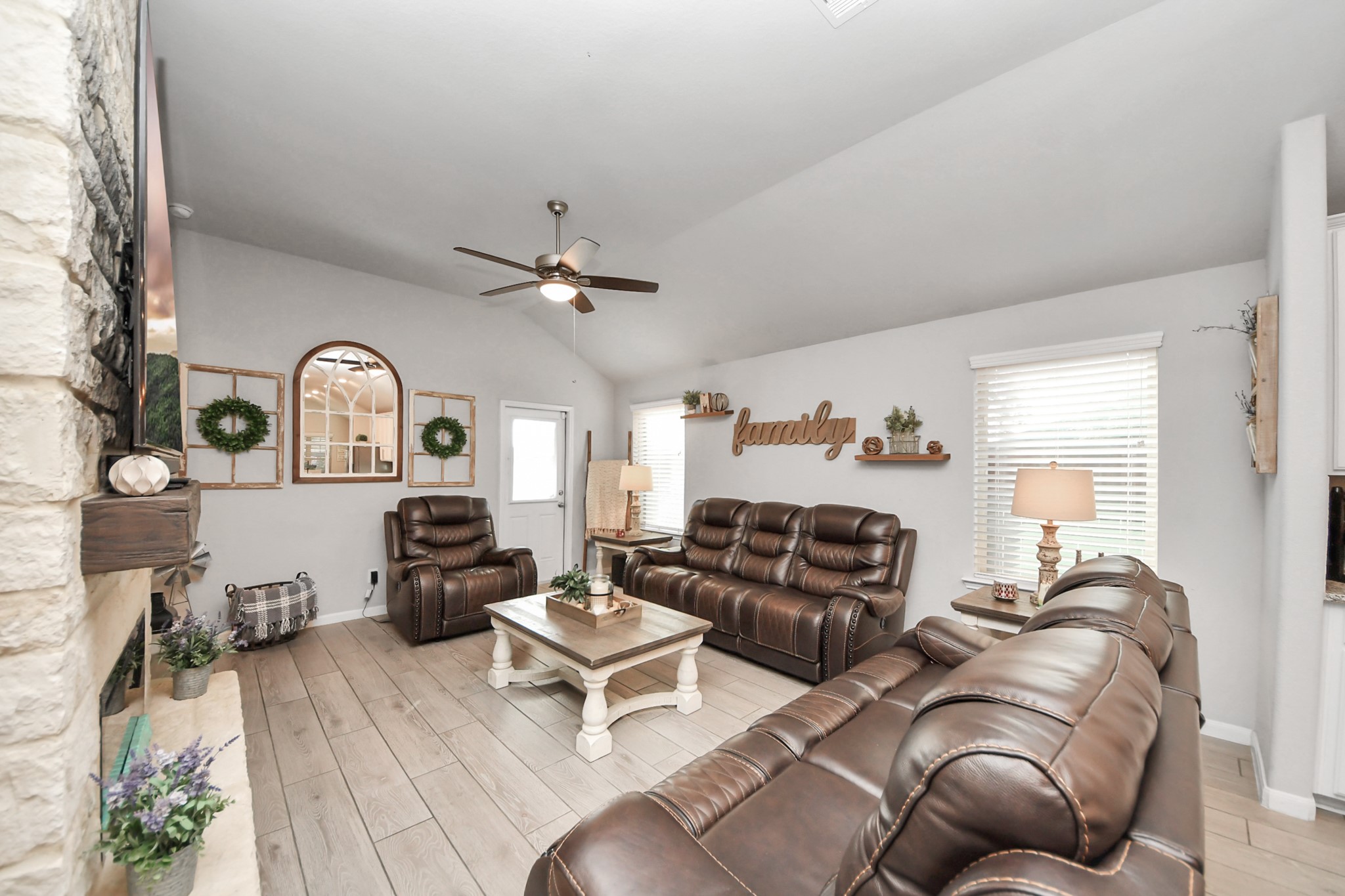 550 Winburn Tide Lane La Porte, TX 77571 - Photo 17 of 40 a living room with furniture