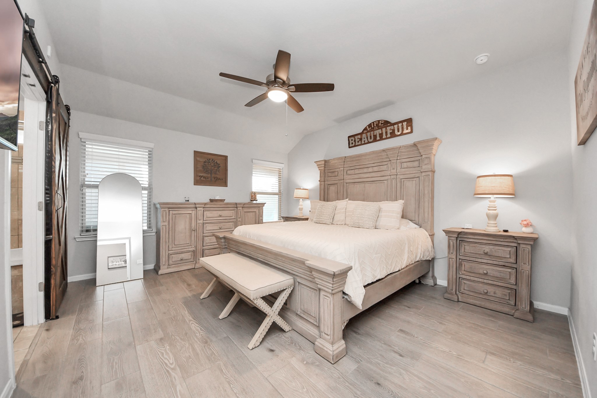 550 Winburn Tide Lane La Porte, TX 77571 - Photo 18 of 40 a bedroom with a bed and a mirror