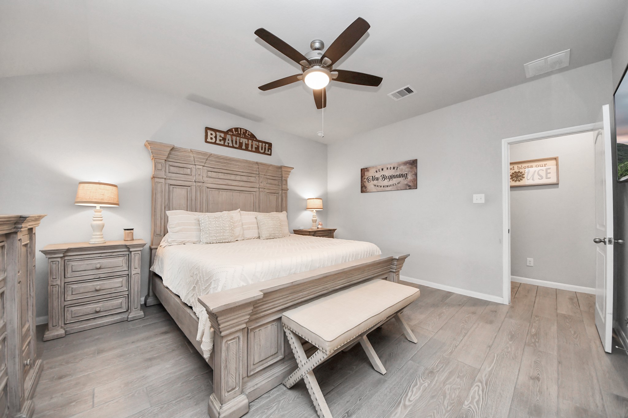 550 Winburn Tide Lane La Porte, TX 77571 - Photo 19 of 40 a bedroom with a bed and window