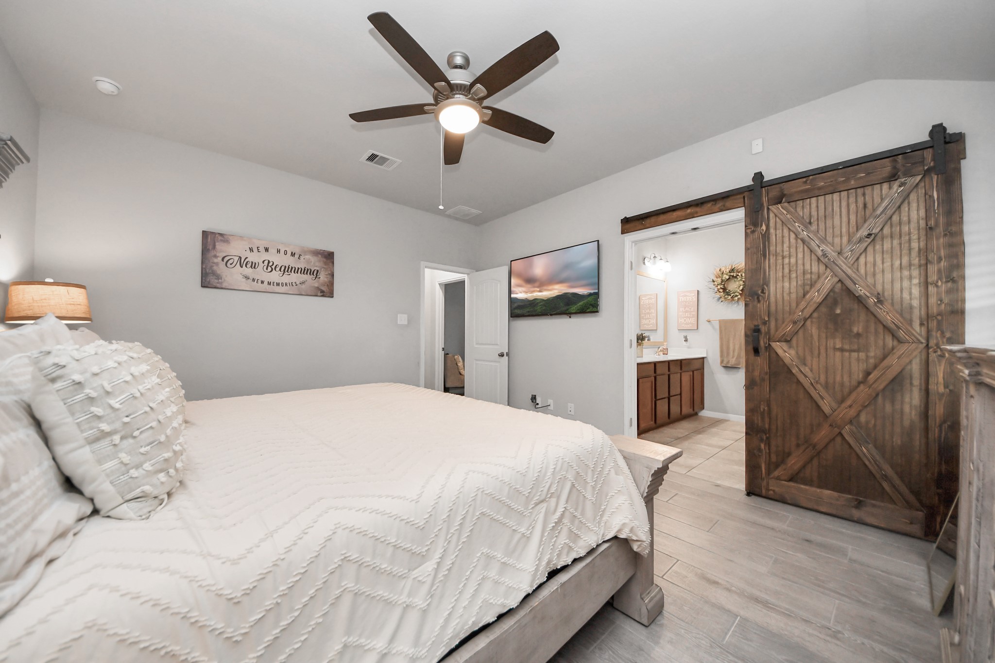 550 Winburn Tide Lane La Porte, TX 77571 - Photo 20 of 40 a spacious bedroom with a bed and a ceiling fan