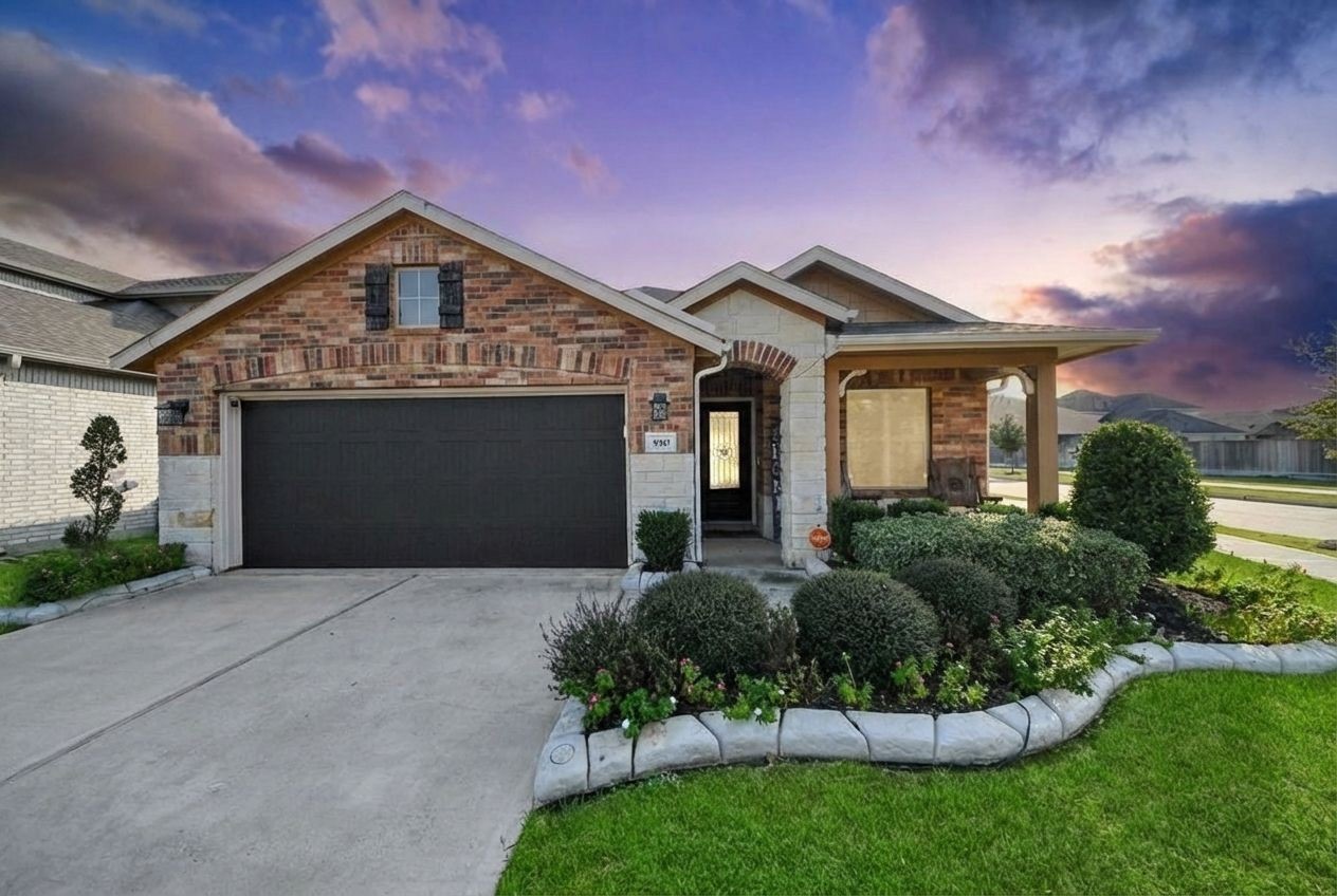 550 Winburn Tide Lane La Porte, TX 77571 - Photo 2 of 40 a front view of a house with a yard and garage