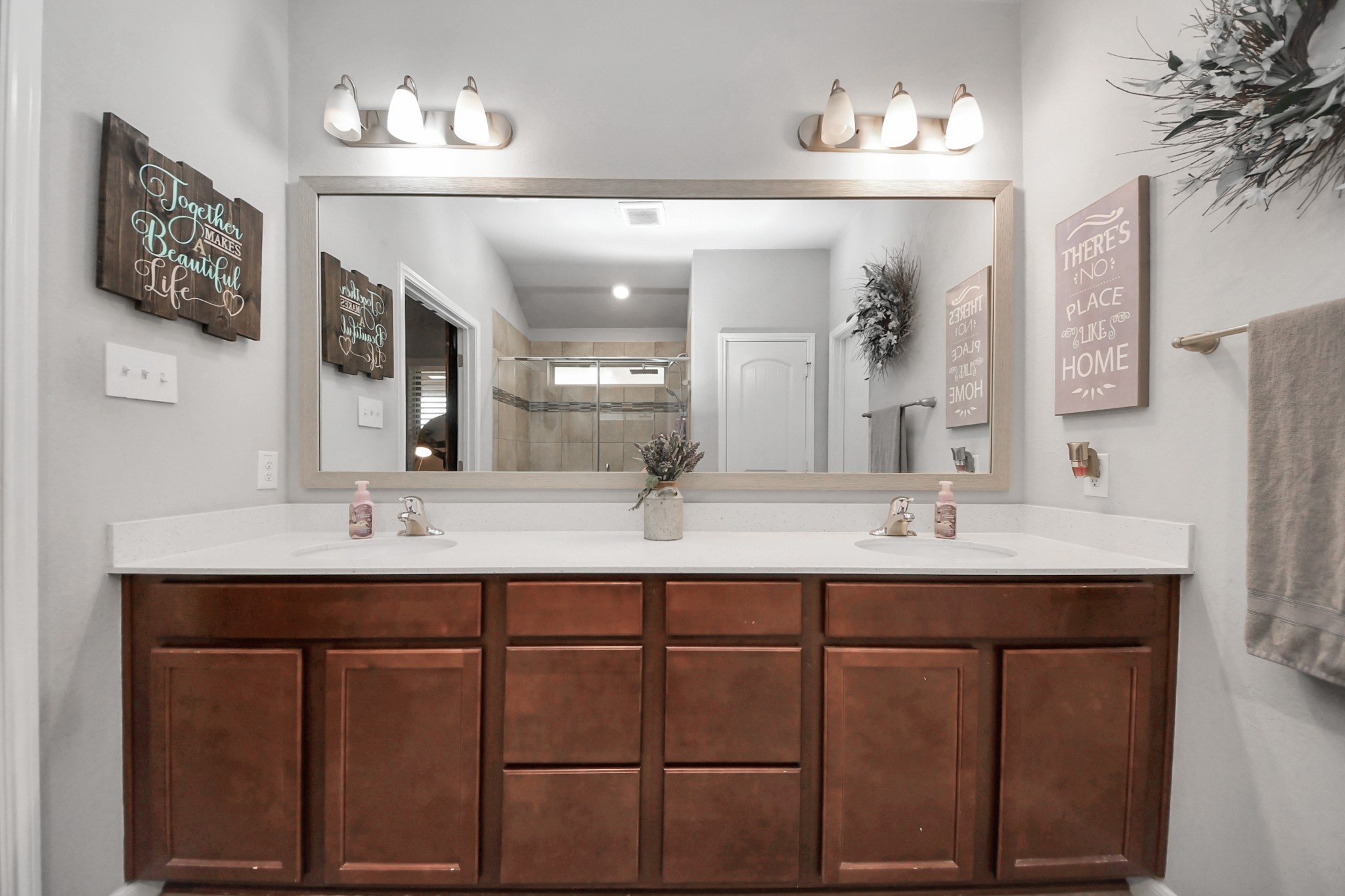 550 Winburn Tide Lane La Porte, TX 77571 - Photo 24 of 40 a bathroom with a sink and a mirror
