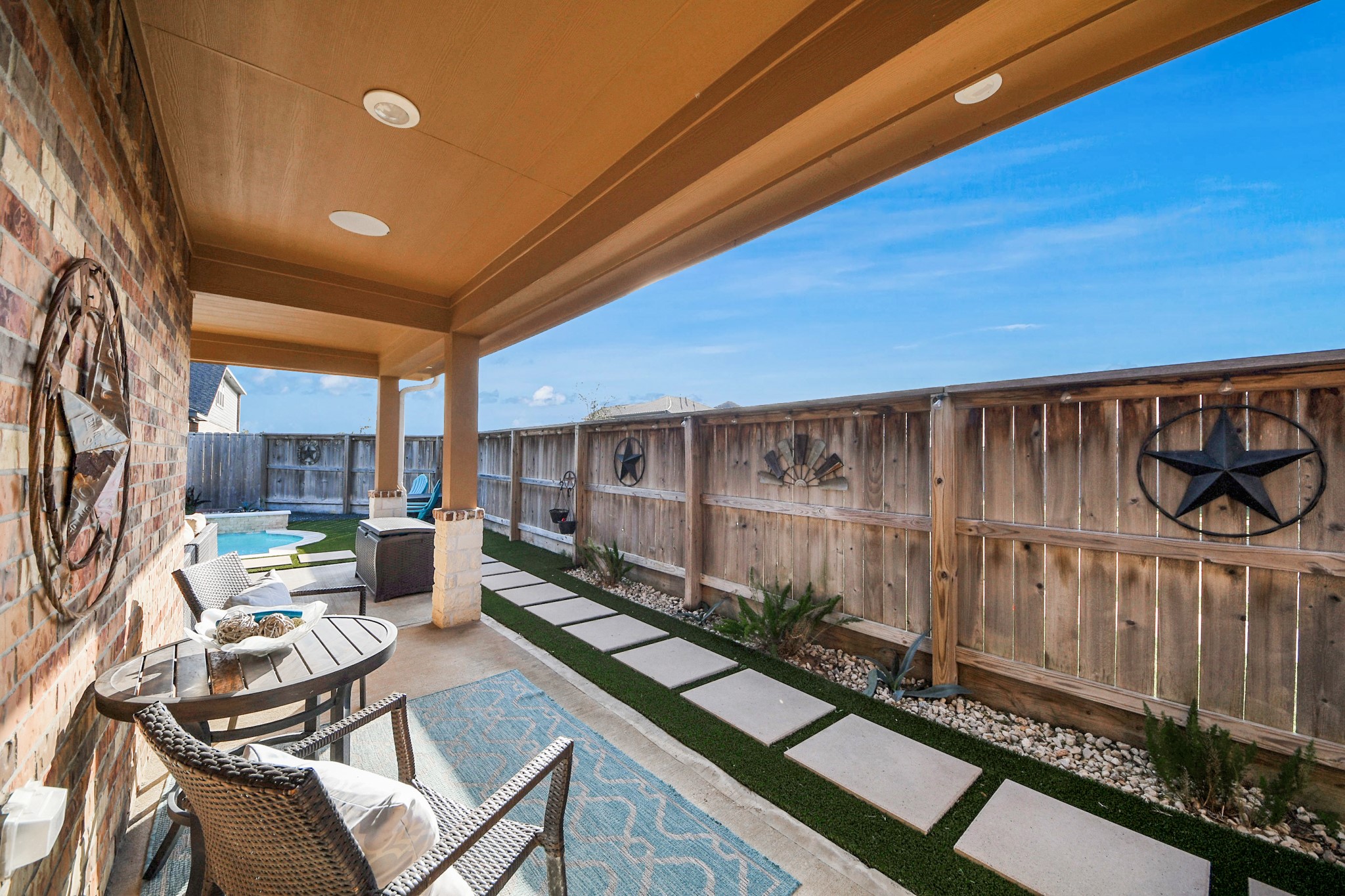 550 Winburn Tide Lane La Porte, TX 77571 - Photo 31 of 40 a living room with furniture