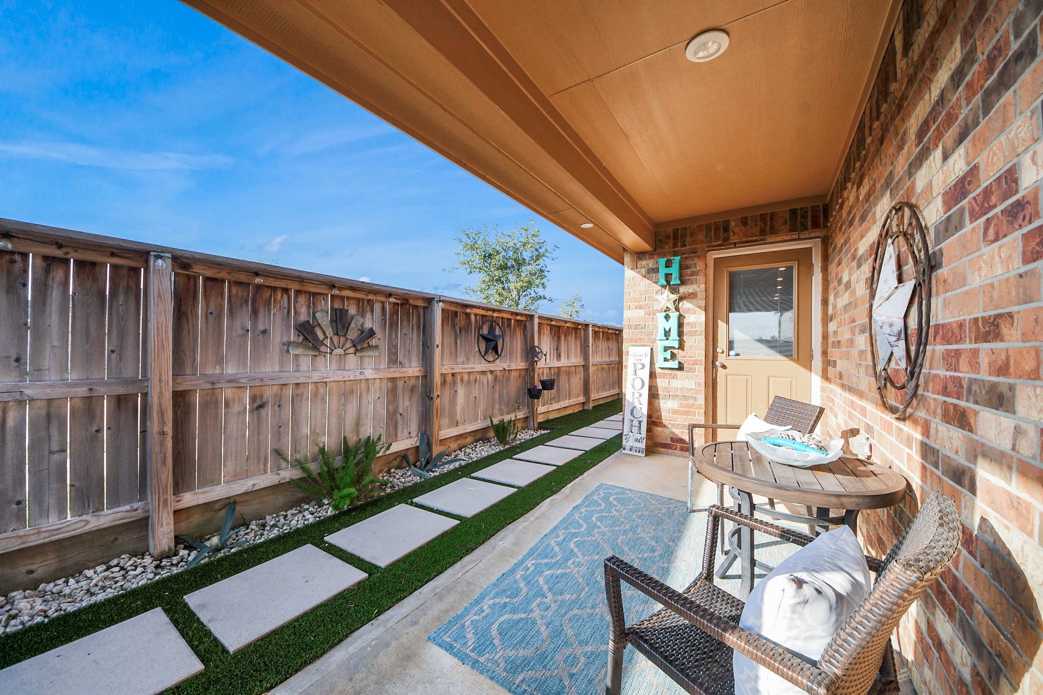 550 Winburn Tide Lane La Porte, TX 77571 - Photo 32 of 40 a view of an chairs and table in the patio