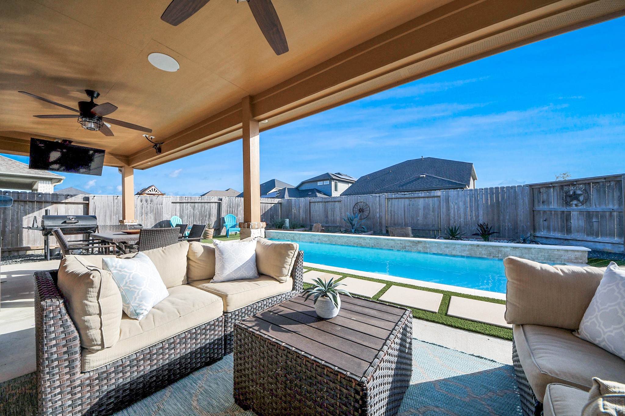 550 Winburn Tide Lane La Porte, TX 77571 - Photo 34 of 40 a living room with furniture a ceiling fan and a rug