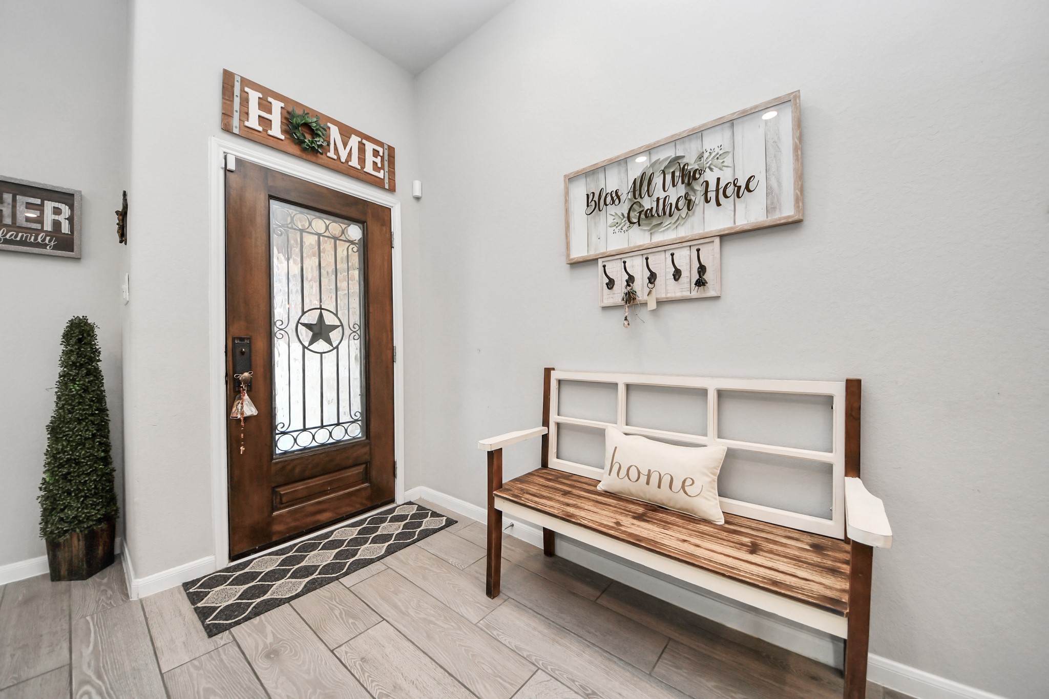 550 Winburn Tide Lane La Porte, TX 77571 - Photo 7 of 40 a view of livingroom with furniture and front door