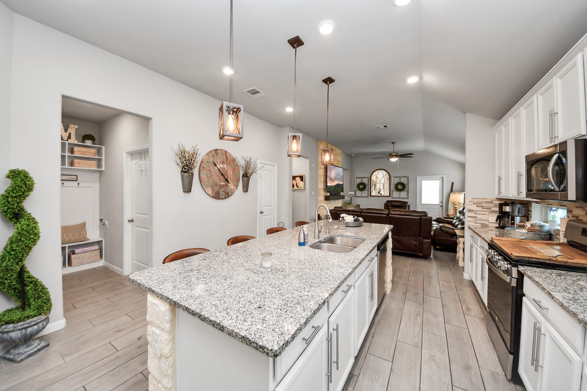 550 Winburn Tide Lane La Porte, TX 77571 - Photo 9 of 40 a kitchen with counter space appliances and a wooden floor