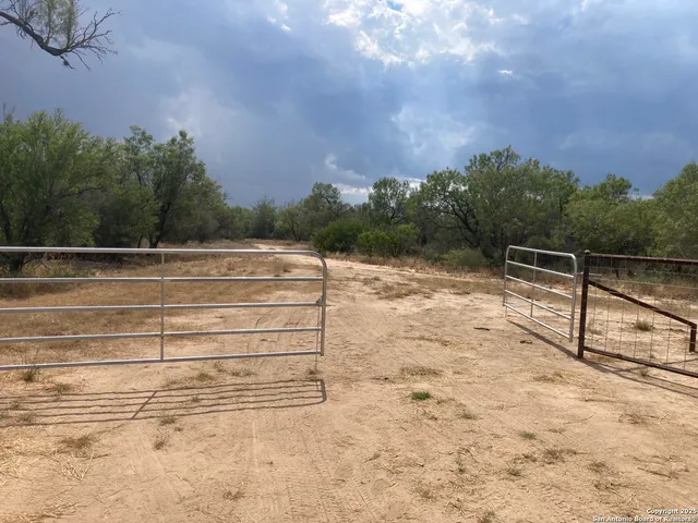 $3,500,000 | 0 Cr 765, Devine, TX 78016