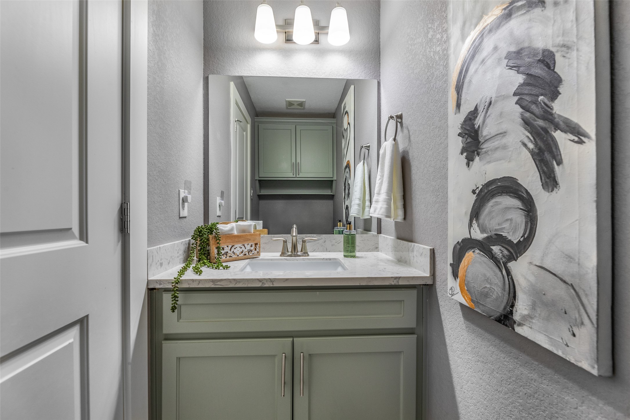 6501 Stratton Street Houston, TX 77023 - Photo 14 of 46 Half-bathroom located on first floor.