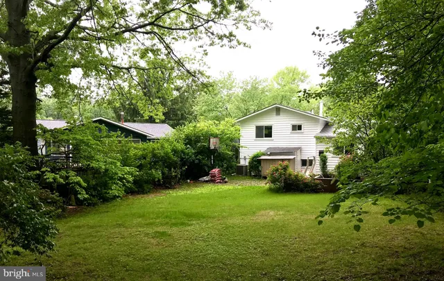 $2,990 | 822 Harrington Road, Rockville, MD 20852