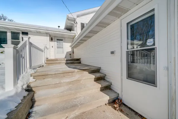 $275,200 | 1584 West Fairview Road, Freeport, IL 61032