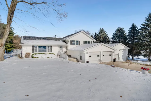 $269,000 | 1584 West Fairview Road, Freeport, IL 61032