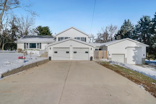 $269,000 | 1584 West Fairview Road, Freeport, IL 61032