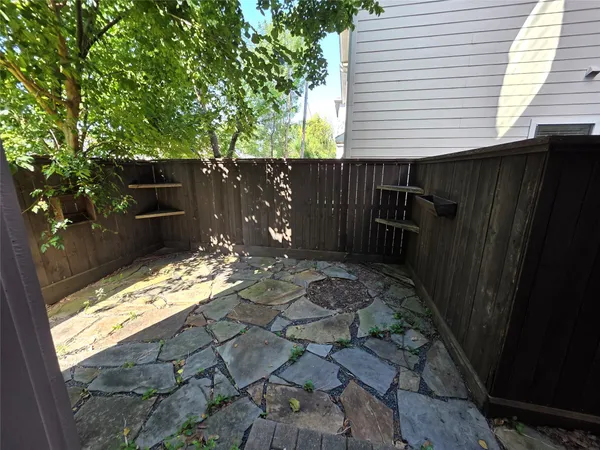 a view of a backyard