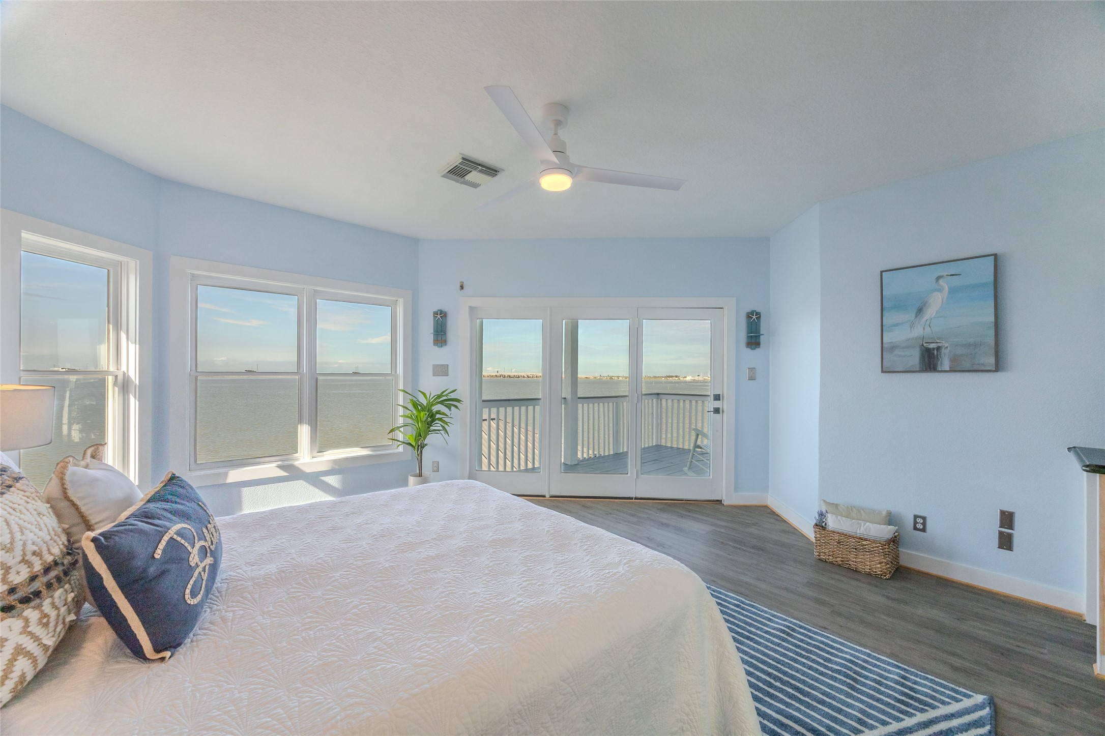 1322 Outrigger Street Tiki Island, TX 77554 - Photo 22 of 46 a spacious bedroom with a large bed and a large window