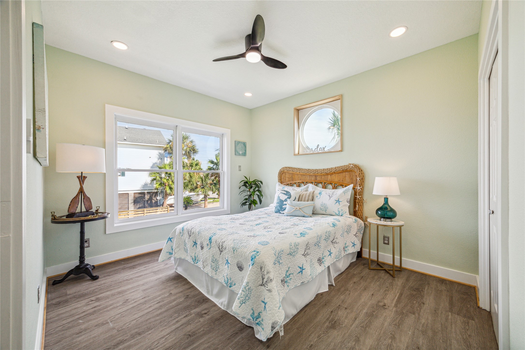 1322 Outrigger Street Tiki Island, TX 77554 - Photo 43 of 46 a bedroom with a bed and a window