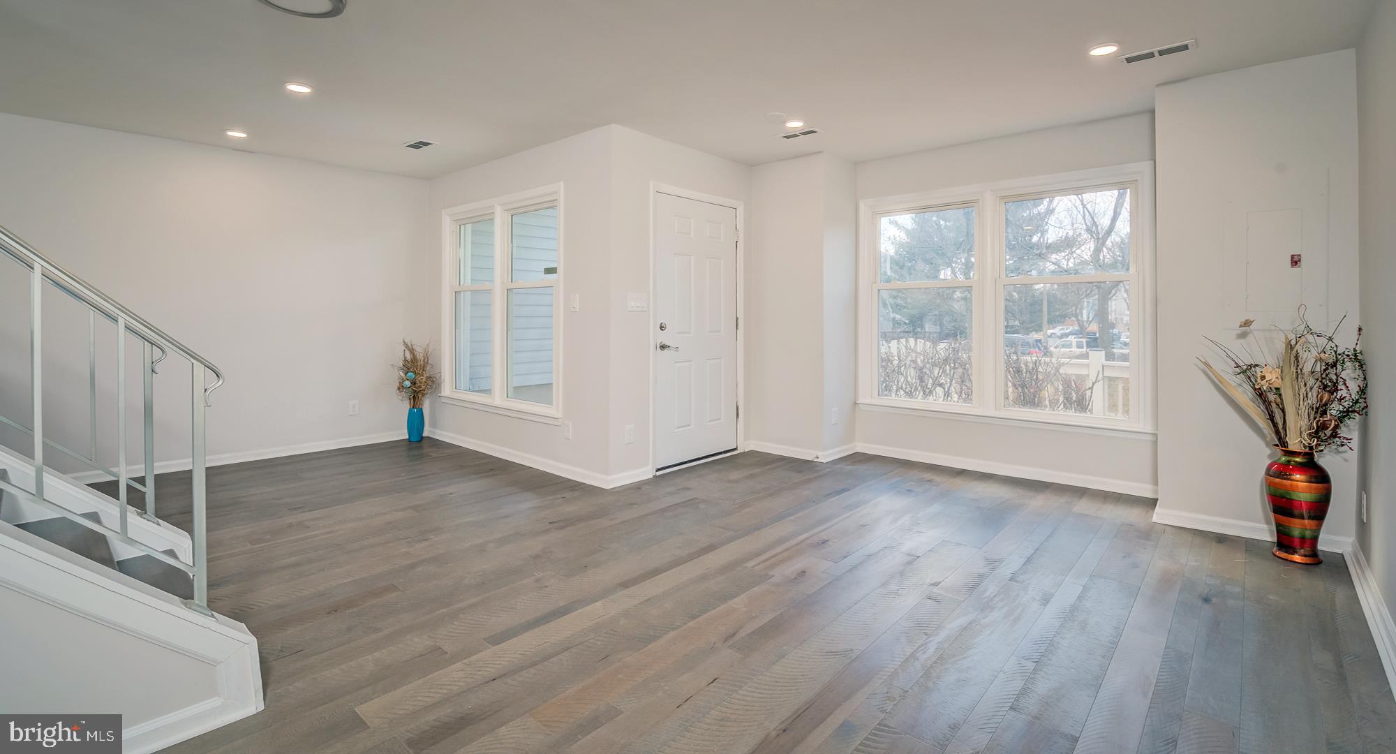6019 Sunset Ridge Court Centreville, VA 20121 - Photo 5 of 38 Livingroom