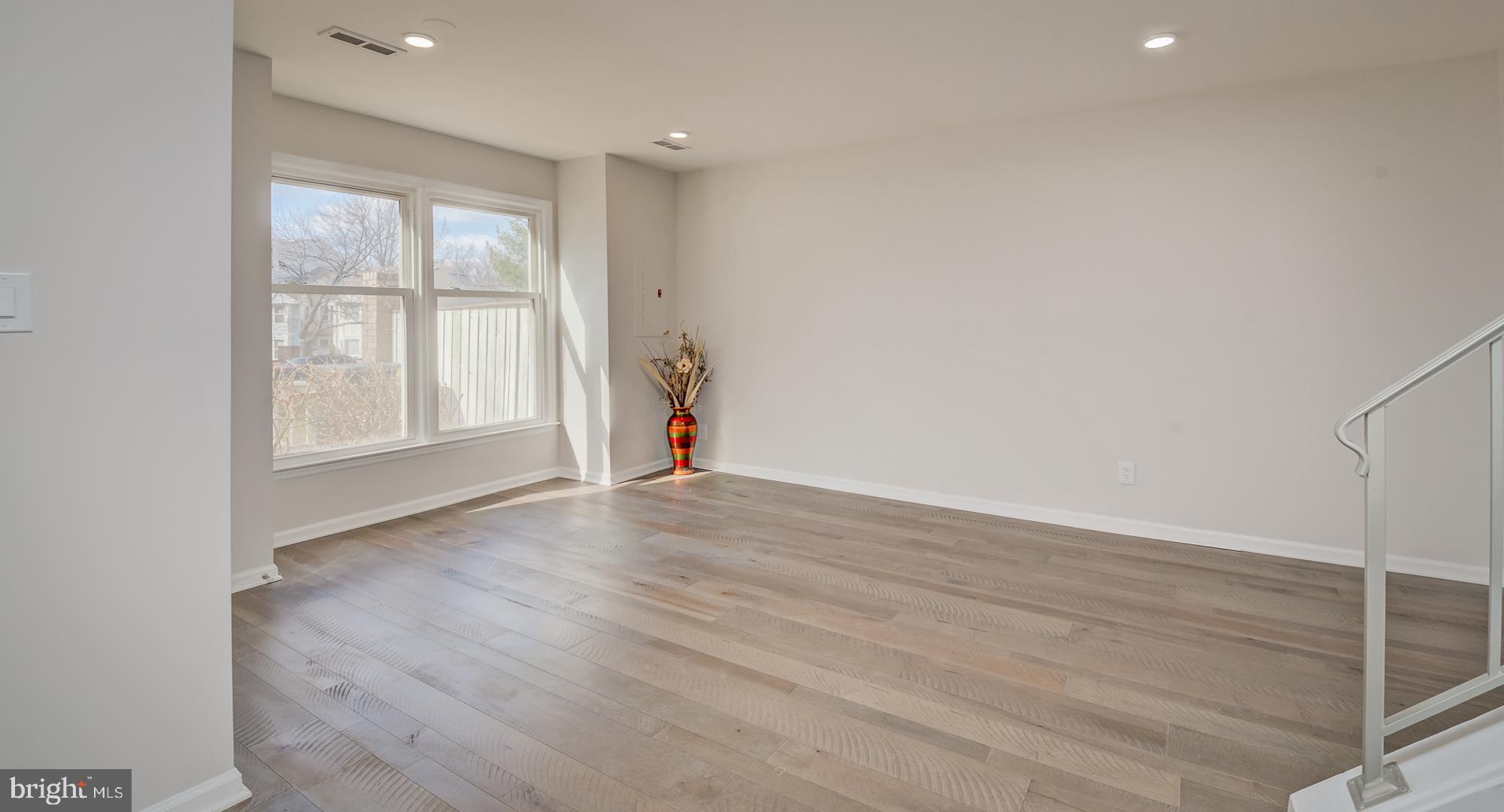 6019 Sunset Ridge Court Centreville, VA 20121 - Photo 6 of 38 Livingroom