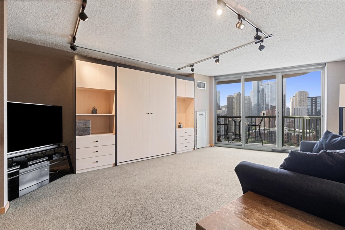 111 West Maple Street, Unit 2012 Chicago, IL 60610 - Photo 2 of 15
