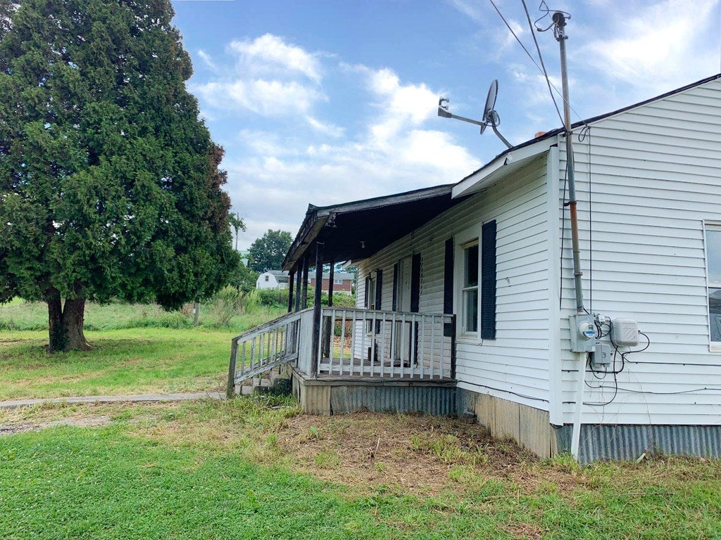 5636 Alum Spring Road Pulaski, VA 24301 - Photo 2 of 13 Gallery Image 2