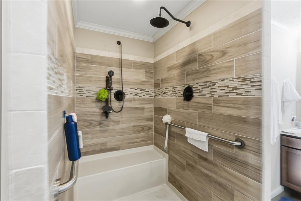 7970 Southwest 14th Place Bell, FL 32619 - Photo 43 of 45 a bathroom with a tub